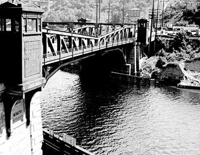 Black and white historical photo of the Fremont Bridge
